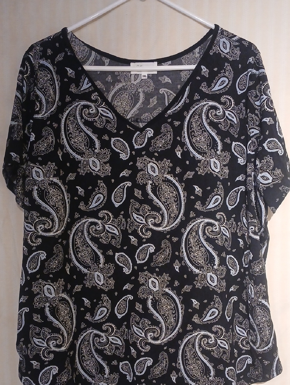 Aronia Black Paisley V-Neck Short Sleeve Tee with Cream & White Motif
